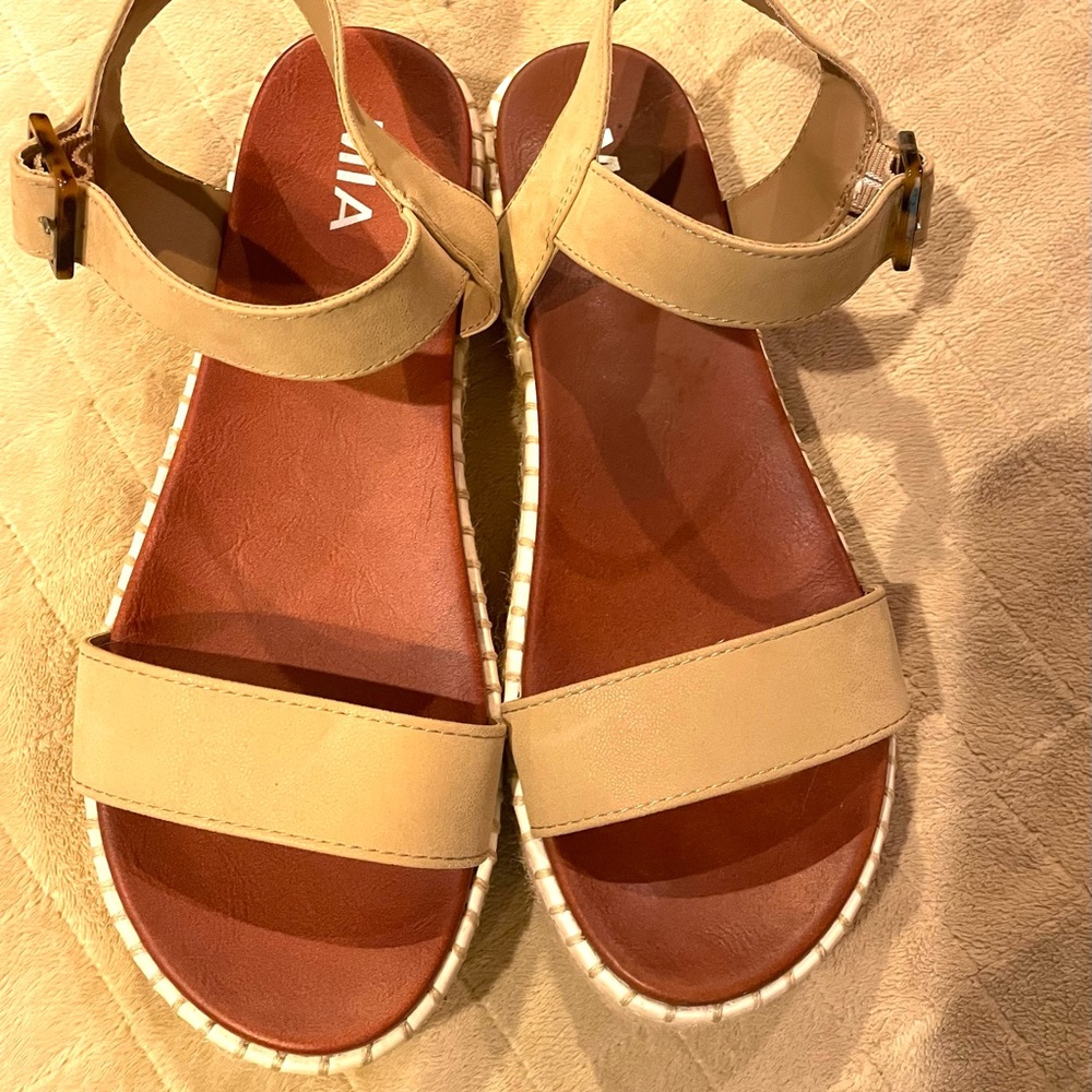 Mia Sandal. Size 8.5